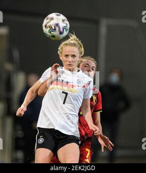 Lea SCHUELLER (GER) en duels contre Jody VANGHELUWE r. (BEL), action, football Laenderspiel femmes, mini-tournoi - trois nations. Un but, Allemagne (GER) - Belgique (bel) 2: 0, le 21 février 2021 à Aix-la-Chapelle/Allemagne. Â | utilisation dans le monde entier Banque D'Images