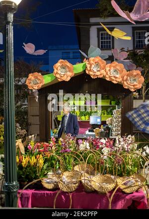 Funchal, Portugal - 18 avril 2018 : marché de rue avec fleurs sur l'Avenida Arriaga à Funchal. Île de Madère Banque D'Images