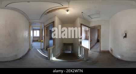 Vue panoramique à 360° de Photo panoramique à 360 degrés de la sphère des travaux de construction en cours Sur une ancienne terrasse britannique maison montrant le couloir et escalier principal avec bois f