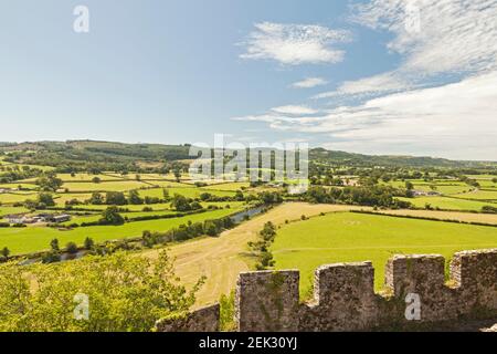 Vue sur la vallée de Towy depuis les remparts du château de Dinefwr, Llandeilo, Carmarthenshire, pays de Galles du Sud, Royaume-Uni Banque D'Images