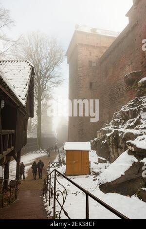 Enceinte dans le château du Haut-Koenigsbourg, dans la brume en hiver, Alsace, France Banque D'Images