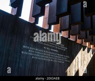 Montgomery, Alabama/États-Unis-fév 20, 2021 : inscription au-dessous des monuments suspendus en acier de six pieds de haut au Mémorial national pour la paix et la justice. Banque D'Images