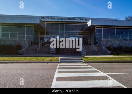 Montgomery, Alabama/États-Unis-fév 20, 2021: Les femmes grimpent les escaliers jusqu'à l'entrée du Centre mémorial de la paix et de la Justice, en face du N Banque D'Images