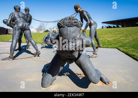 Montgomery, Alabama/États-Unis-fév 20, 2021: Point de vue bas de la sculpture de Kwame Akoto-Bamfo représentant l'esclavage à l'entrée du mémorial avec le M. Banque D'Images