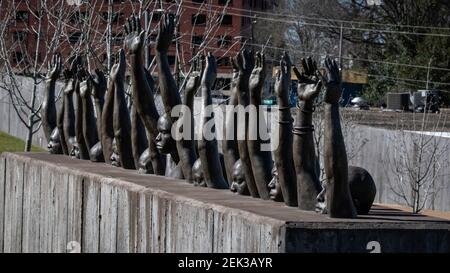 Montgomery, Alabama/États-Unis-fév 20, 2021: Sculpture « Raise Up » de Hank Willis Thomas au Mémorial national pour la paix et la justice. Banque D'Images