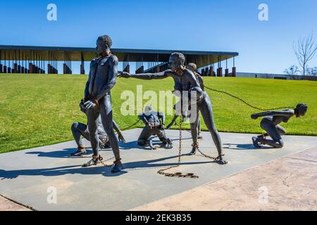 Montgomery, Alabama/États-Unis-fév 20, 2021: Puissante sculpture de Kwame Akoto-Bamfo représentant l'esclavage à l'entrée du mémorial avec la place du souvenir v Banque D'Images