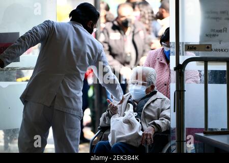 (210223) -- ECATEPEC, 23 février 2021 (Xinhua) -- les citoyens attendent en ligne pour recevoir les vaccins COVID-19 mis au point par la société pharmaceutique chinoise Sinovac sur un site de vaccination à Ecatepec, au Mexique, le 22 février 2021. Les autorités sanitaires mexicaines ont commencé lundi à vacciner les adultes âgés avec un vaccin COVID-19 mis au point par la société pharmaceutique chinoise Sinovac, après l'arrivée d'une cargaison de doses samedi. Le gouvernement mexicain a désigné la première expédition du vaccin Sinovac pour arriver à Ecatepec, une ville du centre de l'État du Mexique qui se trouve à la périphérie de la capitale Mexico. Par Banque D'Images