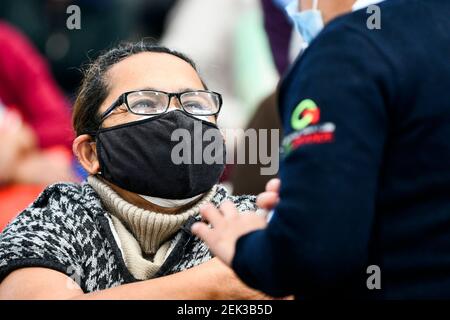 (210223) -- ECATEPEC, 23 février 2021 (Xinhua) -- UN travailleur médical inocule un citoyen avec un vaccin COVID-19 mis au point par la société pharmaceutique chinoise Sinovac sur un site de vaccination à Ecatepec, Mexique, 22 février 2021. Les autorités sanitaires mexicaines ont commencé lundi à vacciner les adultes âgés avec un vaccin COVID-19 mis au point par la société pharmaceutique chinoise Sinovac, après l'arrivée d'une cargaison de doses samedi. Le gouvernement mexicain a désigné la première expédition du vaccin Sinovac pour arriver à Ecatepec, une ville du centre de l'État du Mexique qui se trouve à la périphérie de la capitale Mexico. Banque D'Images