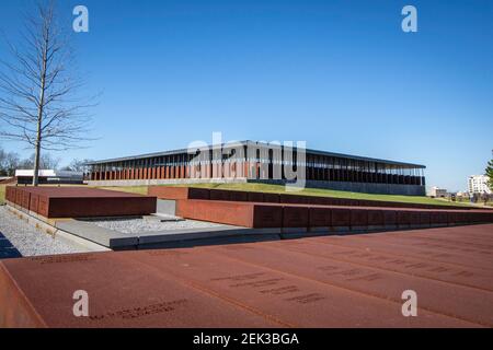 Montgomery, Alabama/États-Unis-fév 20, 2021 : en regardant de nouveau sur la place du Mémorial depuis Monument Park au Mémorial national pour la paix et la justice. Banque D'Images