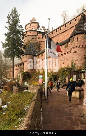 Château du Haut-Koenigsbourg dans la brume en hiver, Alsace, France Banque D'Images