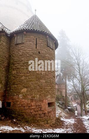 Tour du château du Haut-Koenigsbourg, dans la brume en hiver, Alsace, France Banque D'Images