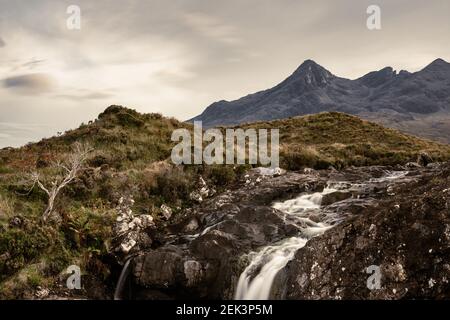 Vue panoramique sur le paysage d'une montagne et d'un flux Banque D'Images