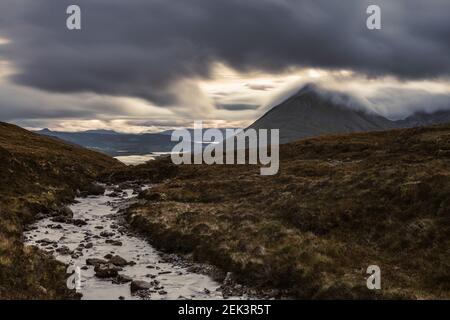 Vue panoramique sur le paysage d'une montagne et d'un flux Banque D'Images