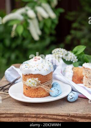 Composition de Pâques avec gâteau de Pâques, Kulich sur fond de branches fleuries Banque D'Images