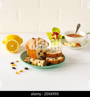 Pain de gâteau frais maison avec raisins secs. Un régal traditionnel pour le thé ou le café. Livre de gâteau. Délicieux petit déjeuner Banque D'Images