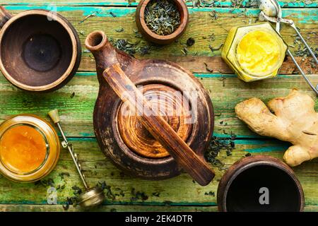 Théière avec thé de gingembre, miel et citron.vitamine, thé de guérison.médecine alternative Banque D'Images