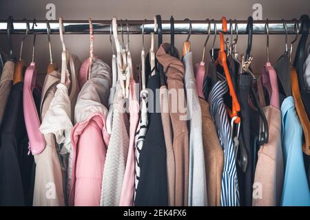 Un ensemble de vêtements pour femmes sur des cintres. Le choix des vêtements. Rangement des objets dans le placard. Banque D'Images