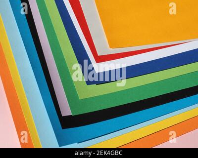 Cardboards teintés de nombreuses couleurs différentes dont le rose orange jaune bleu noir vert blanc et rouge Banque D'Images