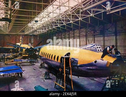 Une ancienne photo couleur imprimée c1950 montrant des avions de tourisme Vickers Viscount en construction à Hurn, Bournemouth, Royaume-Uni. Vickers Armstrong s'est installé dans les hangars laissés vacants par la BOAC en 1950 et a commencé la production de Varsités.Ceci a été suivi par Viscomtes, et plus tard, comme la British Aircraft Corporation, la production du bac-111. Banque D'Images