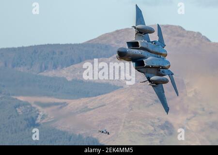 F15 Strike Eagle dans la boucle Mach Banque D'Images