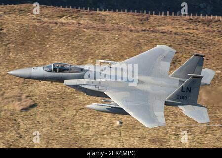 F15 Strike Eagle dans la boucle Mach Banque D'Images