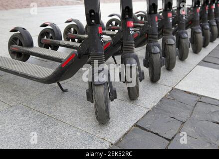 Scooters électriques dans la ville. Banque D'Images