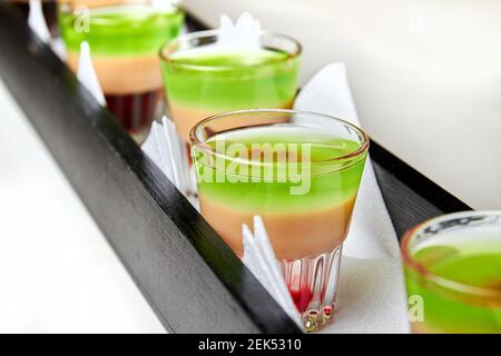 Plusieurs boissons alcoolisées multicolores au comptoir du bar Banque D'Images