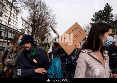 Bruxelles, Belgique.22 février 2021.Les étudiants protestent contre l'isolement et la précarité en raison de la crise Covid-19 à l'Université libre (ULB) de Bruxelles.Les étudiants demandent, entre autres, la réouverture du public, la reprise des activités parascolaires, la reprise du sport, le soutien psychologique gratuit et une subvention Covid-19.Bruxelles, Belgique, le 22 février 2021.Crédit: Valeria Mongelli/ZUMA Wire/Alay Live News Banque D'Images