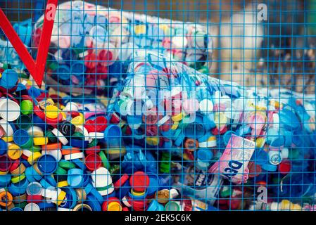 Bulgarie, village de Balsha, 31 JANVIER 2021 : lieu de collecte des capuchons en plastique coloré pour recyclage et charité Banque D'Images