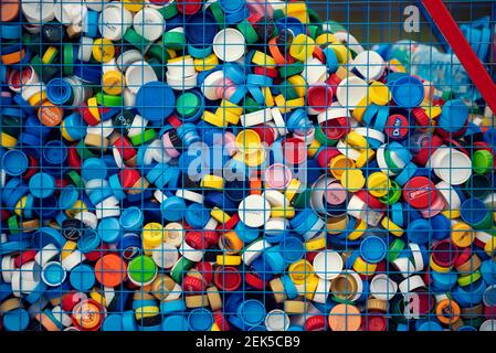 Bulgarie, village de Balsha, 31 JANVIER 2021 : lieu de collecte des capuchons en plastique coloré pour recyclage et charité Banque D'Images