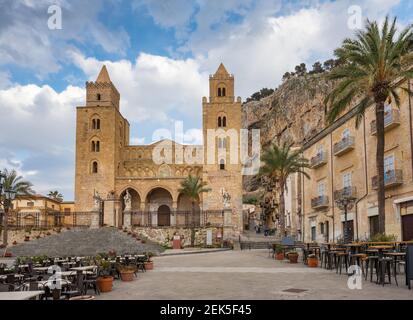 Cathédrale Basilique de Cefalu à la place Piazza del Duomo dans la vieille ville de Cefalu, Sicile Banque D'Images