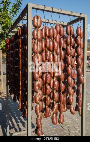 Des saucisses fumées sont accrochés à l'extérieur, à côté d'une boucherie Attirer des acheteurs en Turquie Banque D'Images