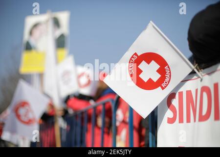 Bucarest, Roumanie - 23 février 2021 : détails avec le logo du syndicat de la santé Sanitas sur un drapeau lors d'une manifestation. Banque D'Images