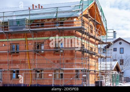 Maison en coquille avec clôture en hiver Banque D'Images