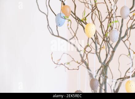 Pâques. Vase avec branches de bouleau et œufs de Pâques Banque D'Images