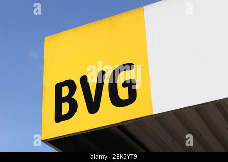 Berlin, Allemagne - 13 juillet 2020 : logo BVG sur un mur. BVG est la principale société de transports en commun de Berlin, la capitale de l'Allemagne Banque D'Images