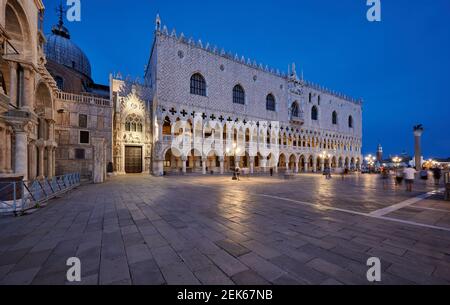 Photo au crépuscule du Palais des Doges illuminé (Palazzo Ducale) et de la Piazzetta San Marco, Venise, Vénétie, Italie Banque D'Images