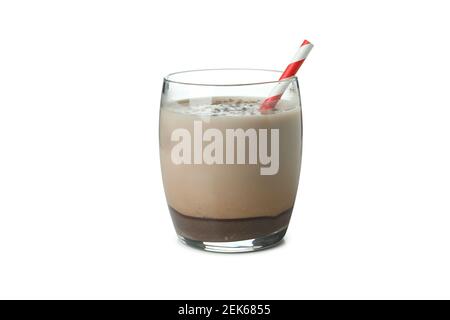 Verre de milkshake au chocolat avec paille isolée sur fond blanc Banque D'Images