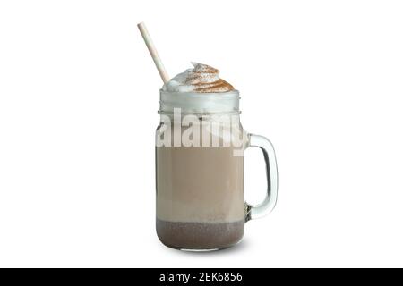 Verre de milkshake au chocolat avec paille isolée sur fond blanc Banque D'Images