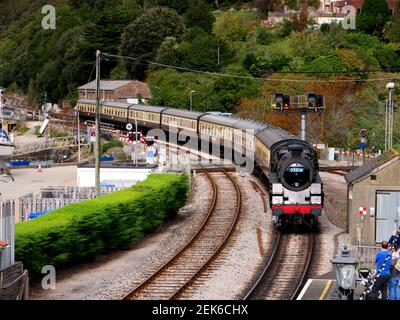 La BR Standard Class 4 75014 « Braveheart » entre dans Kingswear le 23 septembre 2020 sur le Dartmouth Steam Railway, Devon. Banque D'Images