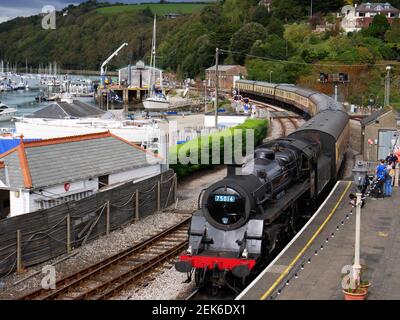 La BR Standard Class 4 75014 « Braveheart » entre dans Kingswear le 23 septembre 2020 sur le Dartmouth Steam Railway, Devon. Banque D'Images