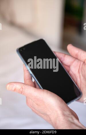 Man Holding Mobile Phone Banque D'Images
