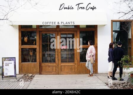 Xi'an, province chinoise du Shaanxi. 17 février 2021. Les clients s'arrêtent dans un café du quartier Chang'an de Xi'an, dans la province de Shaanxi, dans le nord-ouest de la Chine, le 17 février 2021. Credit: Shao Rui/Xinhua/Alay Live News Banque D'Images