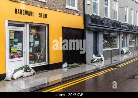 Bantry, West Cork, Irlande. 23 février 2021. Les entreprises de Bantry se préparaient à des inondations potentielles aujourd'hui avec beaucoup de placer des sacs de sable devant leurs portes. West Cork est actuellement sous le met Éireann Orange Rain Warning, qui est en place jusqu'à demain. Crédit : AG News/Alay Live News Banque D'Images