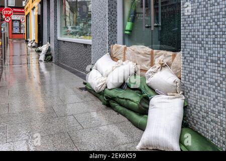 Bantry, West Cork, Irlande. 23 février 2021. Les entreprises de Bantry se préparaient à des inondations potentielles aujourd'hui avec beaucoup de placer des sacs de sable devant leurs portes. West Cork est actuellement sous le met Éireann Orange Rain Warning, qui est en place jusqu'à demain. Crédit : AG News/Alay Live News Banque D'Images