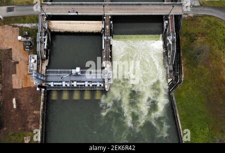 L'illustration aérienne d'un drone montre la centrale hydroélectrique amovible DE SOFICO, sur la rivière 'haute-Meuse' (Maas) à Anseremme, Tues Banque D'Images