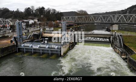 L'illustration aérienne d'un drone montre la centrale hydroélectrique amovible DE SOFICO, sur la rivière 'haute-Meuse' (Maas) à Anseremme, Tues Banque D'Images