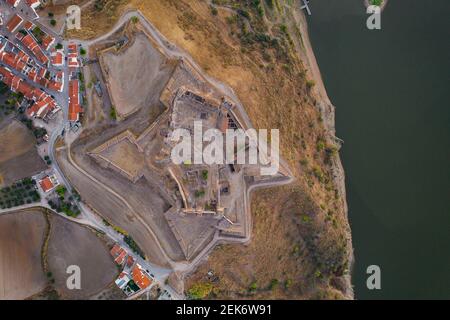 Château Juromenha drone vue aérienne au coucher du soleil à Alentejo, Portugal Banque D'Images