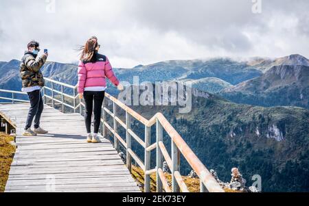 Shangila Chine , 10 octobre 2020 : couple de jeunes touristes chinois prenant des photos au sommet de la montagne de neige de Shika à Shangri-la Yunnan en Chine Banque D'Images