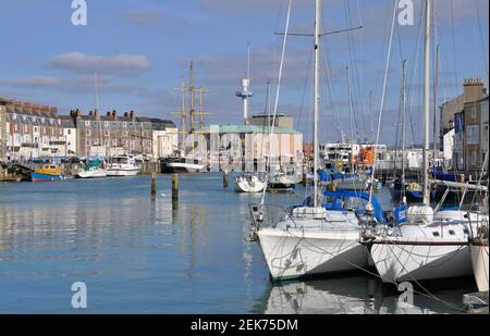 Yachts modernes et la place de la gréger Pelican de Londres dans Le vieux port en face du théâtre Pavilion à Weymouth à Dorset.England.UK Banque D'Images